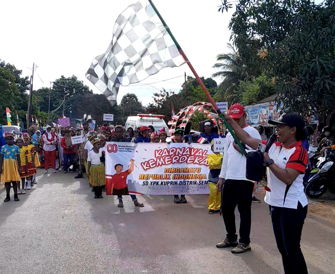 Kepala Distrik Semangga, Helda Victoria Sinay melepas peserta karnaval dalam rangka Sambut HUT ke-80 Republik Indonesia di Distrik Semangga, Kabupaten Merauke Provinsi Papua Selatan. Foto: Jam's/Bataspapaua.com.