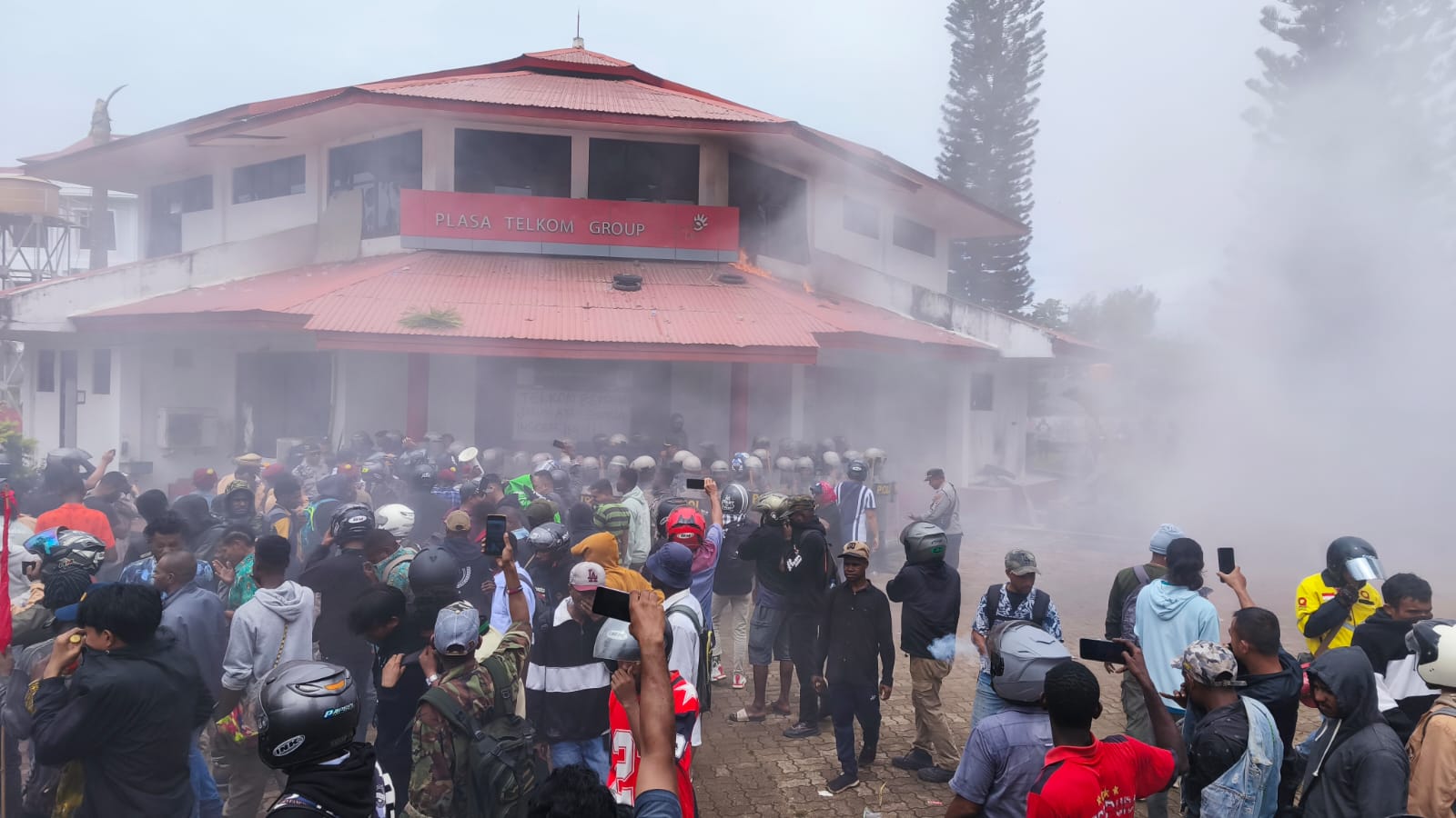 Massa pendemo melakukan aksi di kantor Plaza Telkom Merauke. Foto: Istimewa