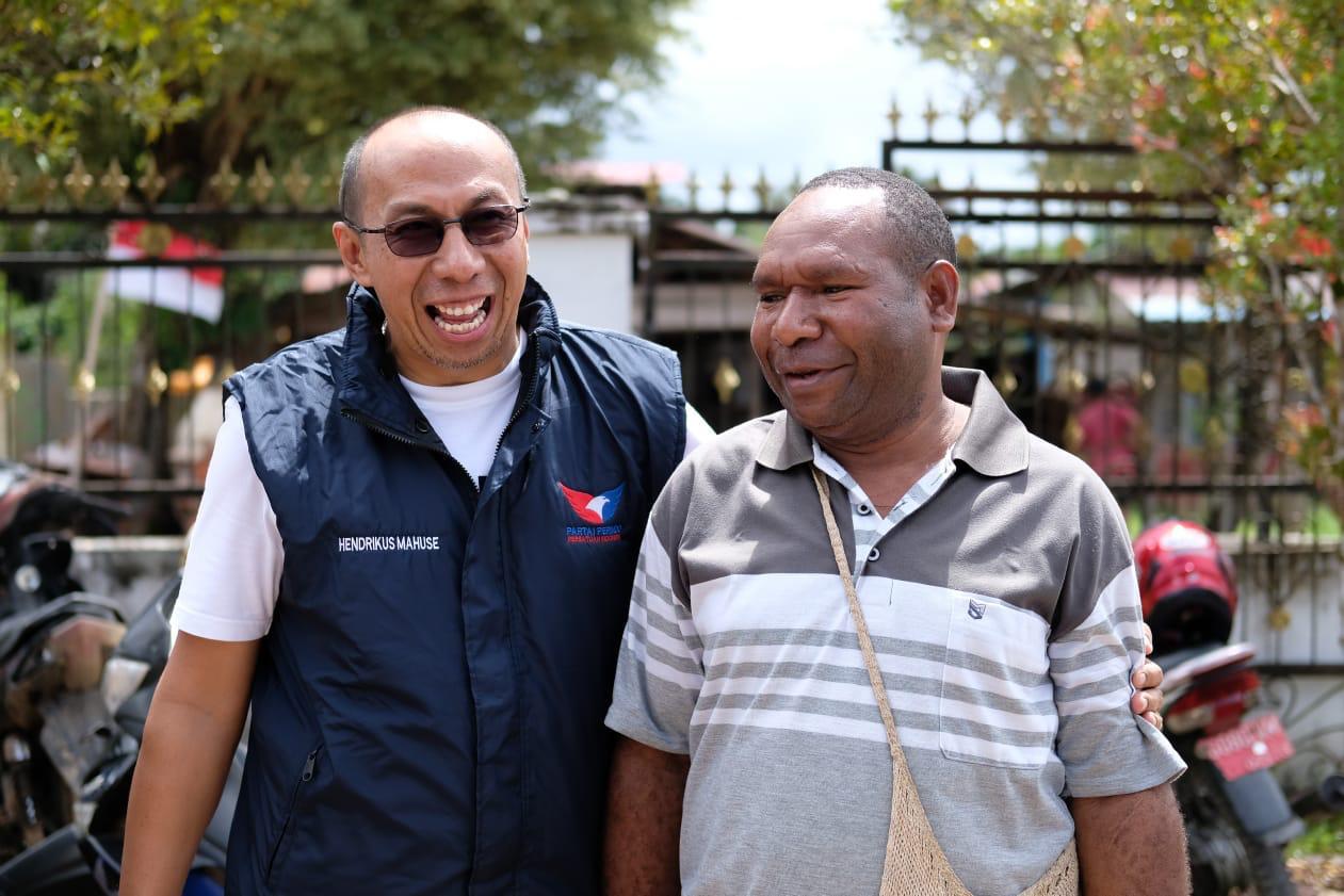 Ketua DPW Perindo Papua Selatan, Hendrikus Mahuse bersama calon bupati Kabupaten Boven Digoel nomor urut 3, Roni Omba. foto: Jamal/Bataspapua.com.