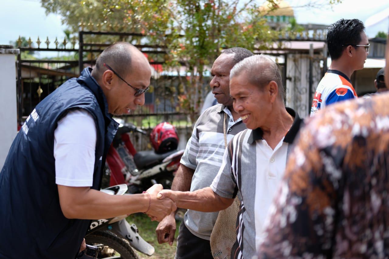 Ketua DPW Perindo Papua Selatan, Hendrikus Mahuse bersalaman dengan calaon wakil bupati terpilih nomor urut 3, Marlinus. foto: Jamal/Bataspapua.com.