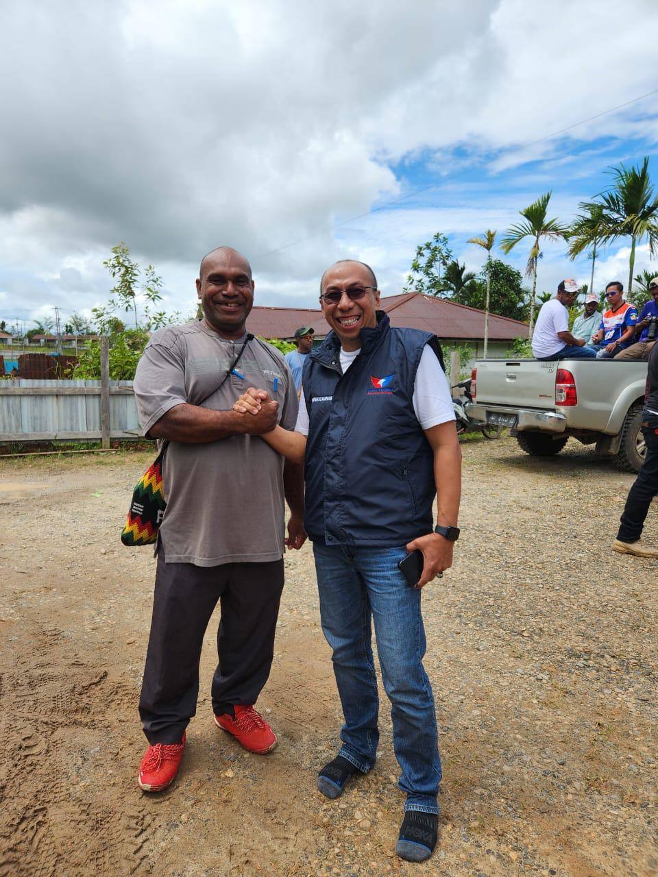 Ketua DPW Perindo Papua Selatan, Hendrikus Mahuse pose bersama ketua tim pemenangan paslon nomor 3, Petrus Omba. Foto: Jamal/Bataspapua.com