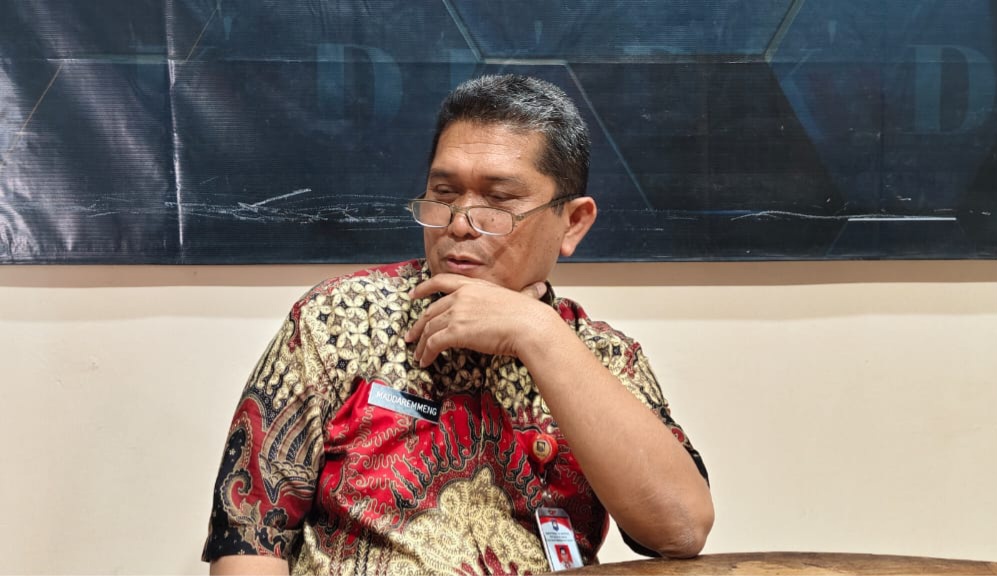 Pj.Sekda Papua Selatan Maddaremmeng saat diwawancarai wartawan di sekrettariat Komunitas Wartawan Daerah (KWD) Papua Selatan. Foto : Jamal/Bataspapua.com.