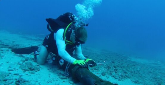 Ilustrasi perbaikan jaringan kabel bawah laut. Foto: Ist