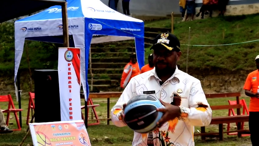 Wakil Bupati Kabupaten Pegunungan Bintang (Pegubin), Provinsi Papua Pegunungan, Arnold Nam, S.AP secara resmi membuka turnamen bola basket putra dan putri dalam rangka memeriahkan Hari Ulang Tahun (HUT) ke-80 Kemerdekaan Republik Indonesia.