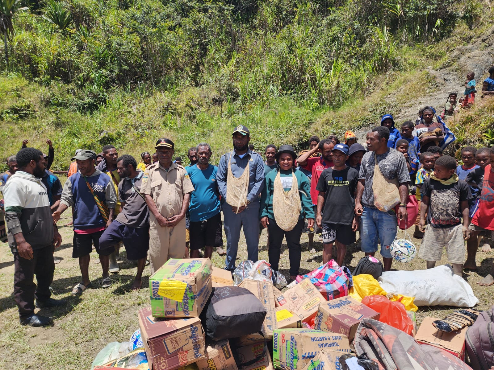 Ketua II DPRD Kabupaten Pegunungan Bintang, Yanus Delka lakukan reses sekaligus memberikan bantuan kepada masyarakat Kampung Markom, Distrik Okbab. Foto : Isitimewa.Bataspapua.com.
