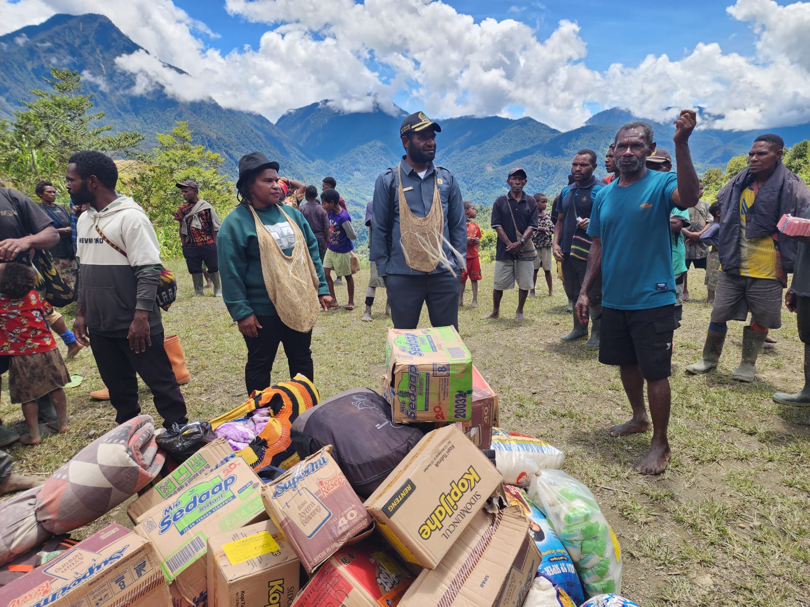 Ketua II DPRD Kabupaten Pegunungan Bintang, Yanus Delka lakukan reses sekaligus memberikan bantuan kepada masyarakat Kampung Markom, Distrik Okbab. Foto : Isitimewa.Bataspapua.com.