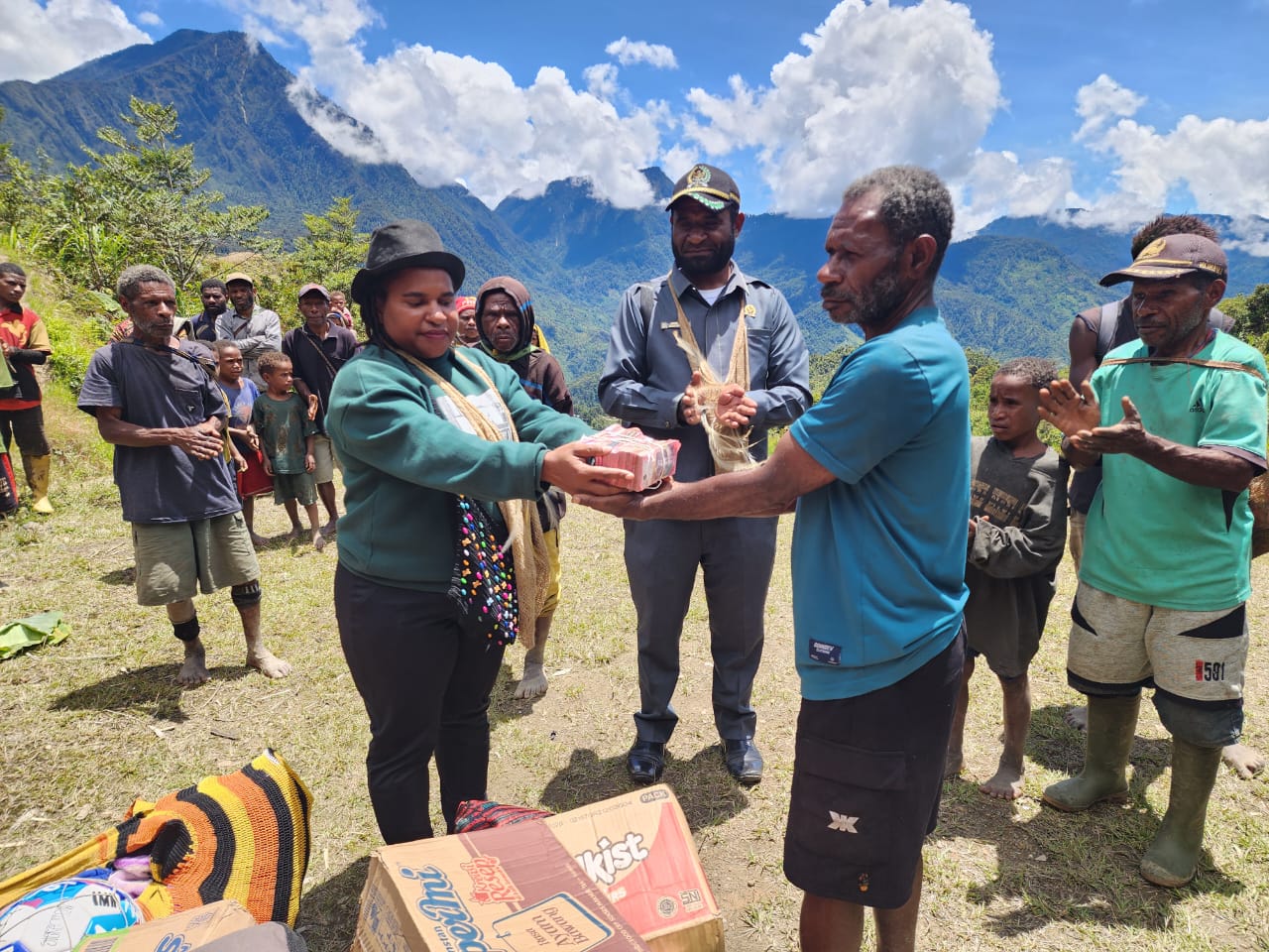 Ketua II DPRD Kabupaten Pegunungan Bintang, Yanus Delka lakukan reses sekaligus memberikan bantuan kepada masyarakat Kampung Markom, Distrik Okbab. Foto : Isitimewa.Bataspapua.com.