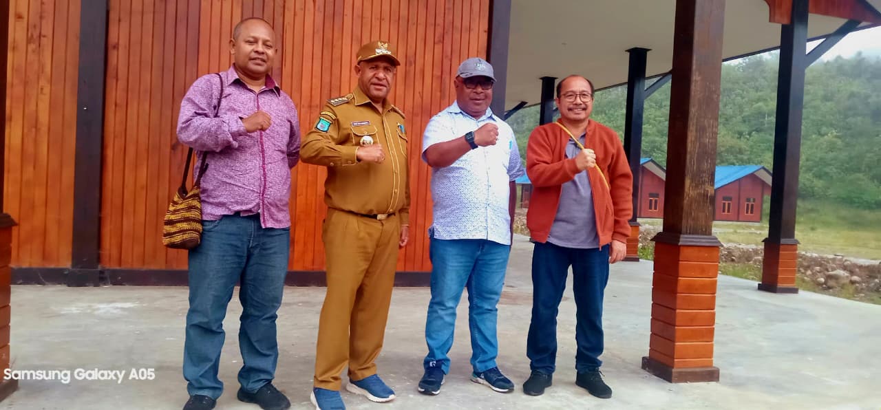 Bupati Kabupaten Pegunungan Bintang, Spei Yan Bidana, pose bersama para narasumber Badan Perencanaan Pembangunan, Riset, dan Inovasi Daerah (Bapperida) Provinsi Papua Pegunungan Foto : Aquino Ningdana/Bataspapua.com.