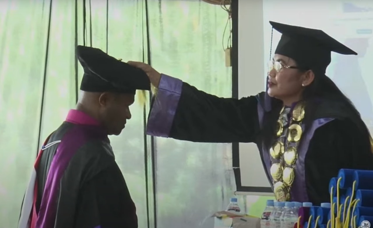 Pdt. Dr. Anselmus Taplo, S.Th, M.Pd.K, telah berhasil menyelesaikan pendidikan doktoralnya dan diwisuda sebagai Doktor Teologi dari Sekolah Tinggi Teologi (STT) Kadesi, Kabupaten Bogor, Jawa Barat