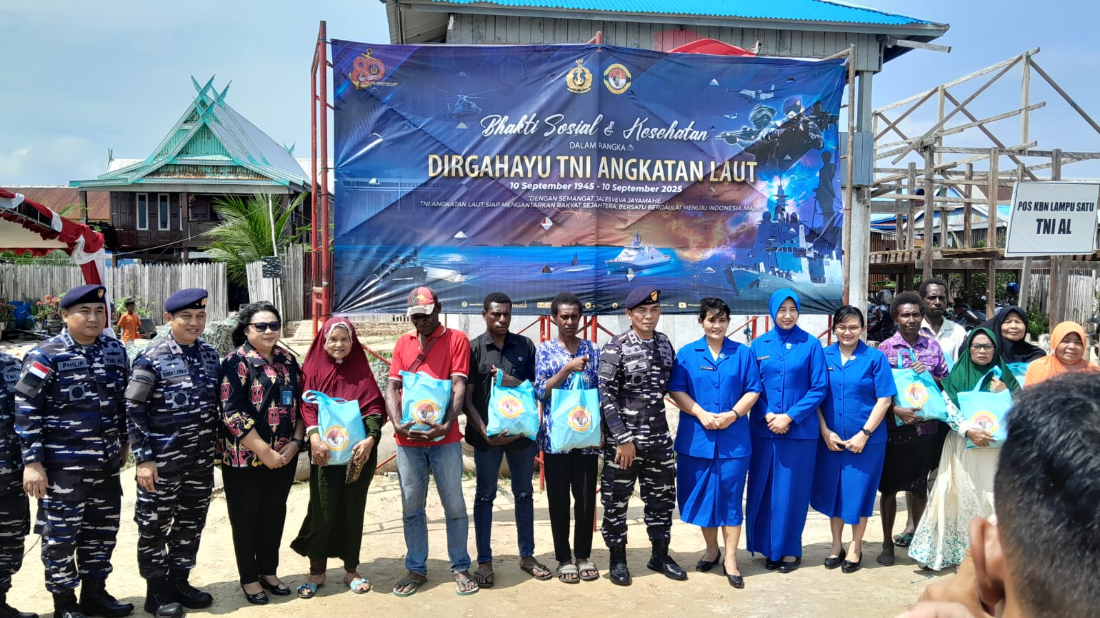 Komandan Kodaeral XI, Laksamana Muda TNI Monang Hatorangan Sitompul, S.A.P, menyerahkan bantuan kepada masyarakat pantai lampu satu secara simbolis. Foto : Jamal/Bataspapua.com
