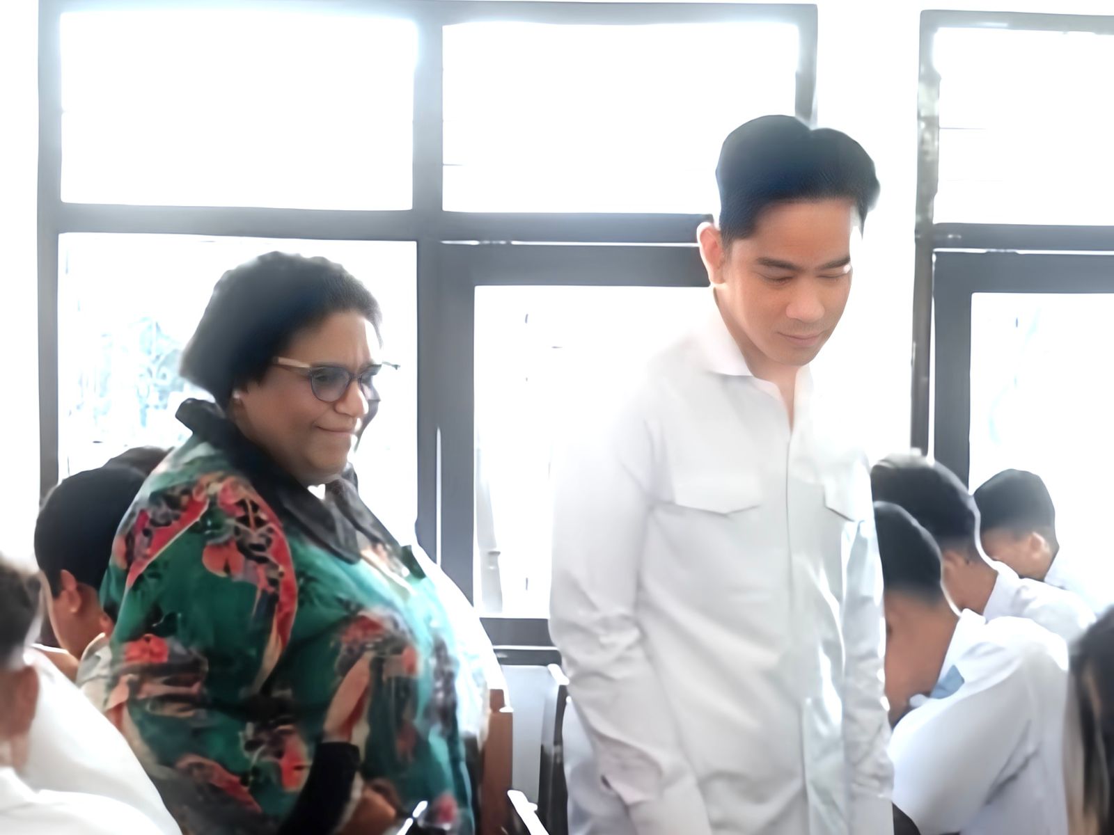 Dokumentasi Humas Kemendagri - Wapres Gibran Rakabuming Raka didampingi Wamendagri Ribka Haluk saat mengunjungi Program MBG di SMA Negeri 10 Surabaya, Kota Surabaya, Jawa Timur, pada (10/02/2025).