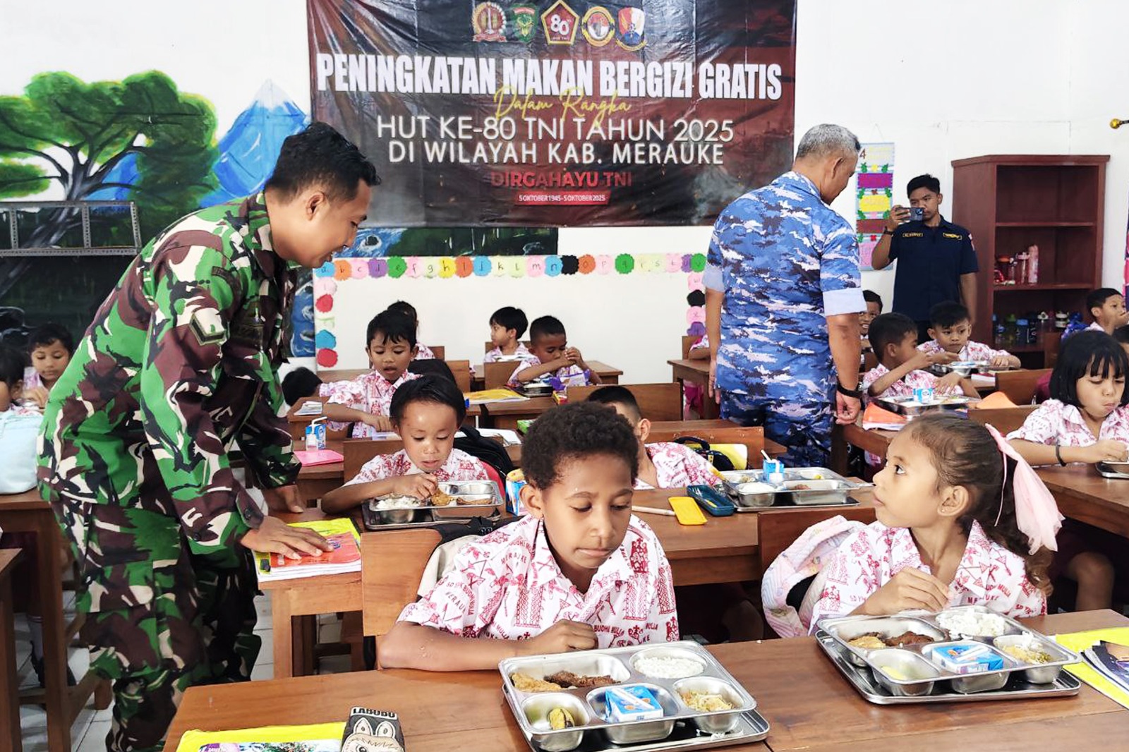 Sebanyak 560 siswa-siswi SD YPPK Don Boscho Budhi Mulia Merauke menerima Peningkatan Makanan Bergizi Gratis (PMBG) pada Kamis (18/9/2025).