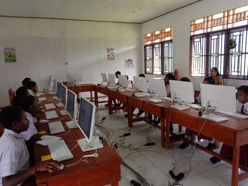 Tampak para pelajar SD Inpres Tupoplom, Distrik Epumek, Kabupaten Pegunungan Bintang, sedang melaksanakan Asesmen Nasional Berbasis Komputer (ANBK) tahun 2025. Foto: Istimewa