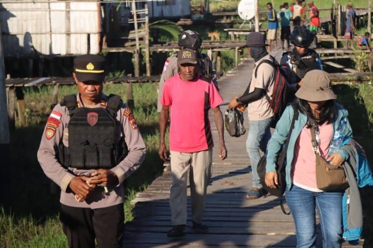 Proses evakuasi 11 orang, terdiri dari 9 guru, 1 dokter, dan 1 bidan langsung dievakuasi ke Distrik Agats, ibu kota Kabupaten Asmat. Foto : Istimewa