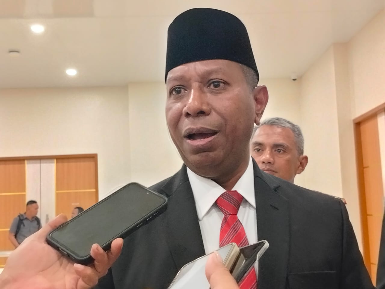 Gubernur Papua Selatan, Apolo Safanpo ketika diwawancarai wartawan di satu kesempatan. Foto : Jamal/Bataspapua.com