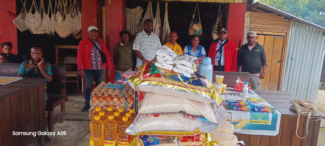 Dinas Penanaman Modal dan Pelayanan Terpadu Satu Pintu (PTSP) Kabupaten Pegunungan Bintang memberikan bantuan modal usaha kepada 12 pengusaha di Pasar Baru Mimalkatop, Kalomdol, Kamis (25 September 2025).