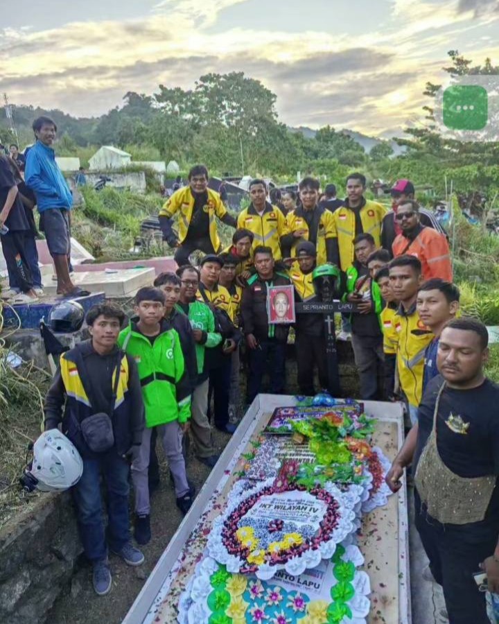Komunitas Ojek Online (OJOL) Mengantar Rekan Mereka, Alm Seprianto Lapu alias Om Anto ke Peristirahatan Terakhirnya.