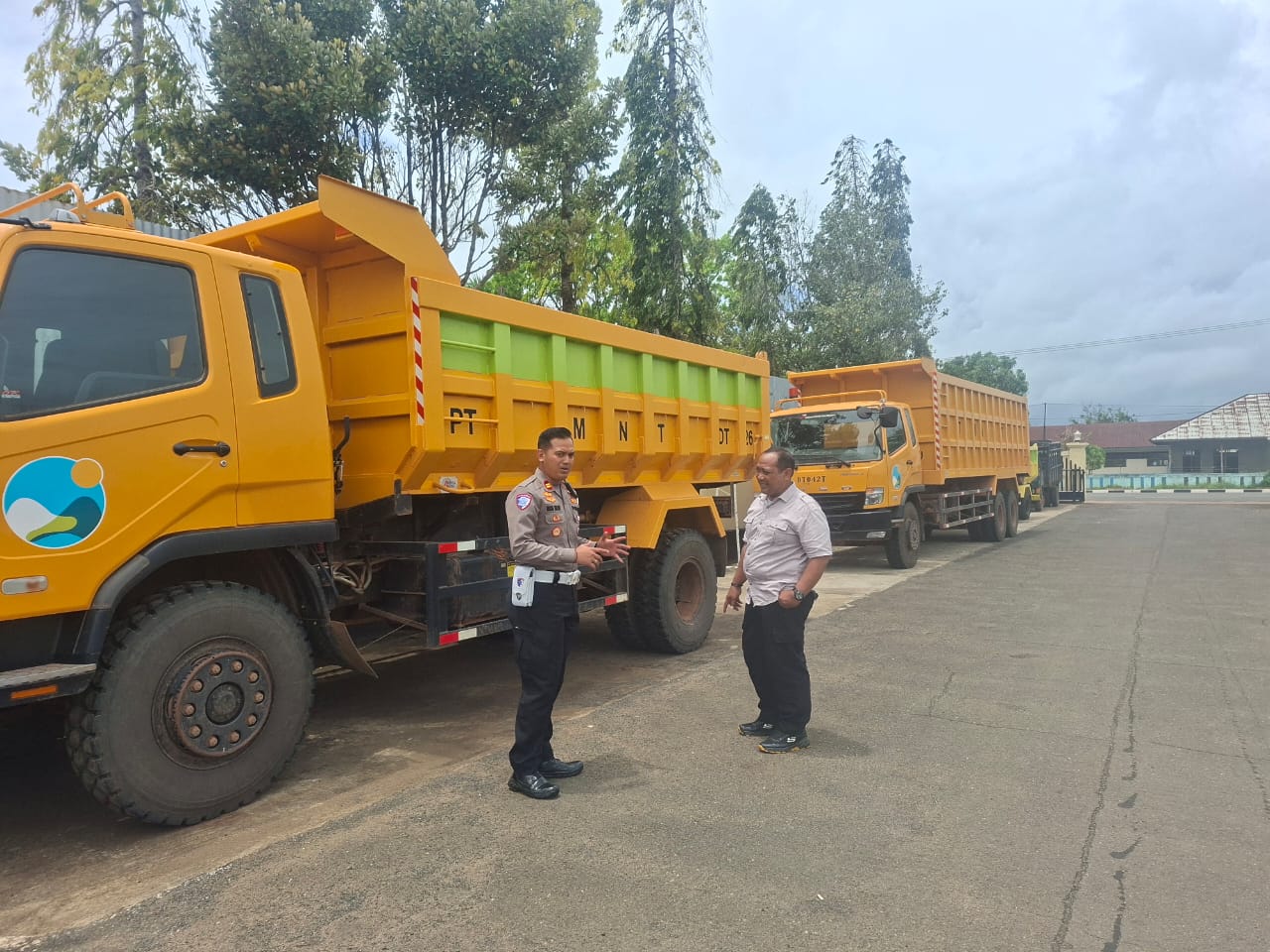 Tiga Truk Milik Perusahaan Tebu diamankan di Mako Polres Merauke. Foto : Humares Merauke/Bataspapua.com