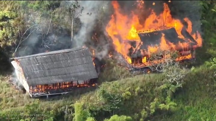 Tampak bangunan SMP Negeri Kiwirok sengaja dibakar oleh KKB. Foto: Tangkapan layar/Ops Damai Cartenz.