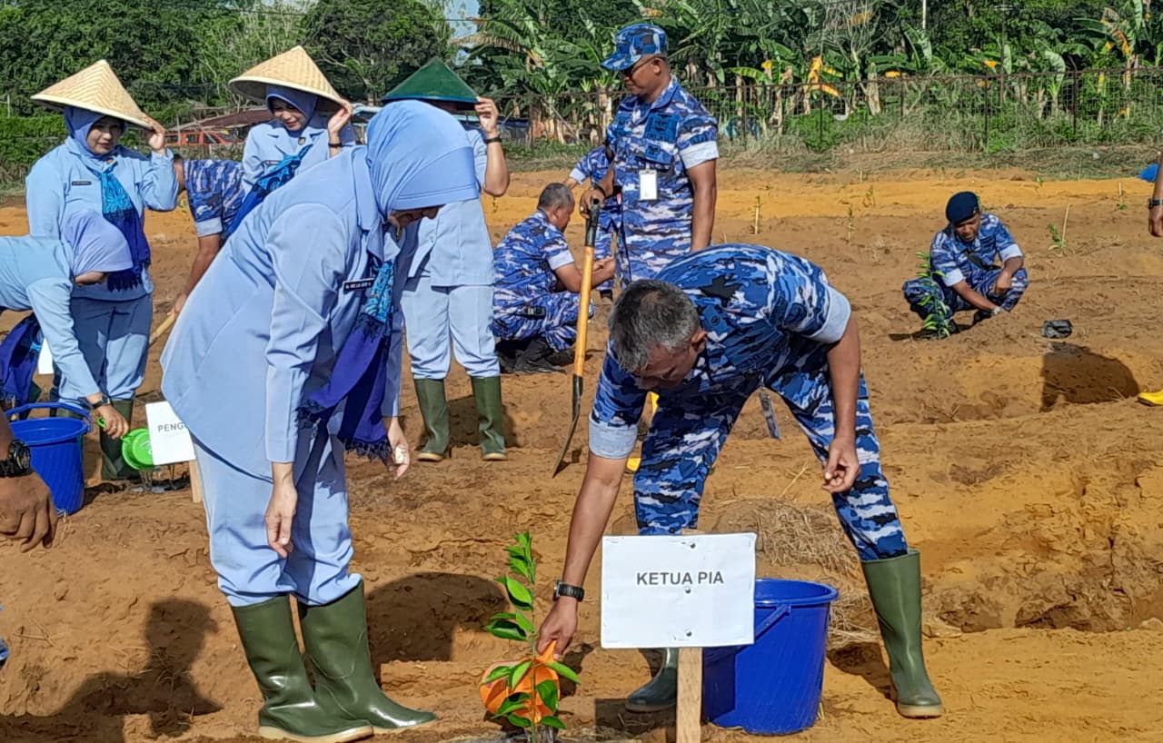 Komandan Lanud J. A Dimara, Kolonel Pnb Beny Aprianto didampingi Ketua PIA Ardhya Garini Cabang 6 Daerah III, Ny Ade Lia Pertiwi Beny Aprianto, saat melakukan penanaman bibit jeruk di lahan base ops Lamus J.A Dimara Merauke. Foto : Jamal/Bataspapua.com