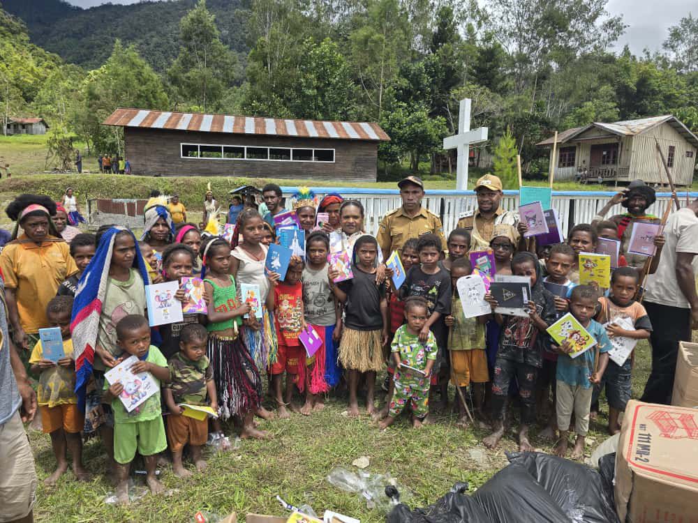 Wakil Bupati Pegunungan Bintang, Arnold Nam, S.AP, foto bersama anak-anak sekolah di Distrik Okbab. Foto : Istimewa/Bataspapua.com