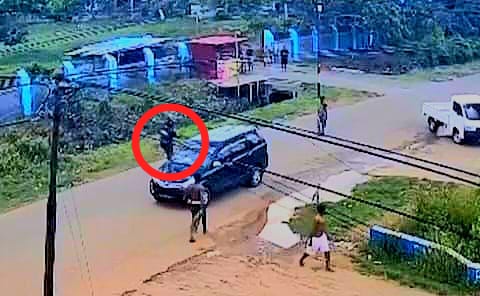 Satu pelaku (OG) dibawah umur terekam CCTV sekitar, tampak melakukan pengerusakan pada kendaraan roda Empat yang sedang melintas di Jl.Nowari, Merauke. Foto : Tangkapan layar.