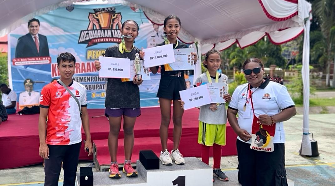 Natania Wohel finis di urutan pertama, disusul Adilia Fathanah P. Anthy di posisi kedua, serta Fayra Khairina Azzhara di tempat ketiga. Foto : Istimewa/Bataspapua.com.