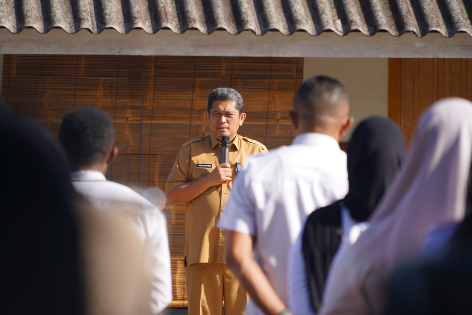 Pj.Sekda Papua Selatan, Maddaremmeng, memimpin apel diakhir masa tugasnya di Provinsi Papua Selatan. Foto : Istimewa/Bataspapua.com.