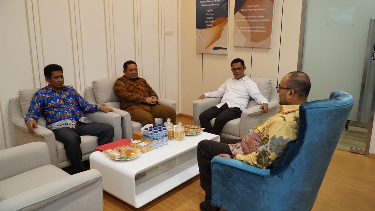 Arie Suprapto didampingi Kepala Dinas Perumahan Rakyat Kabupaten Asmat, Nervi Tanggulungan dan anggota DPRD Kabupaten Asmat, Santayota, bertemu Direktur Jenderal (Dirjen) Perumahan Pedesaan, Drs. Imran, M.Si., M.A.Cd, di kantor Kementerian Perumahan Rakyat di Jakarta, Selasa (7/10/2025).