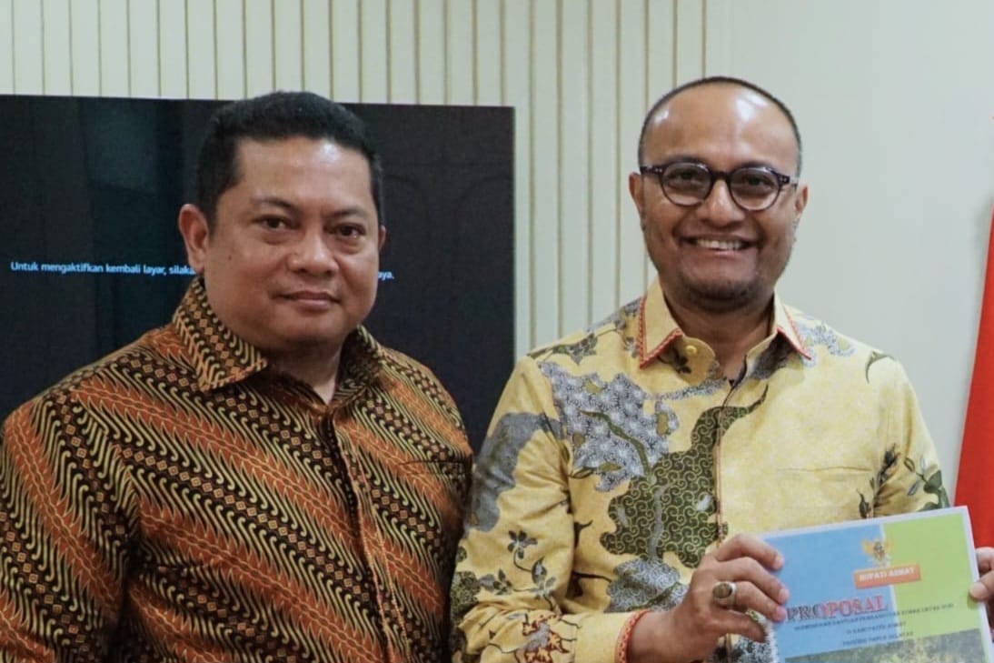 Sekretaris Komisi I Dewan Perwakilan Rakyat Provinsi (DPRP) Papua Selatan, Arie Suprapto (kiri) bersama Direktur Jenderal (Dirjen) Perumahan Pedesaan, Drs. Imran, M.Si., M.A.Cd (kanan), di kantor Kementerian Perumahan Rakyat di Jakarta, Selasa (7/10/2025).