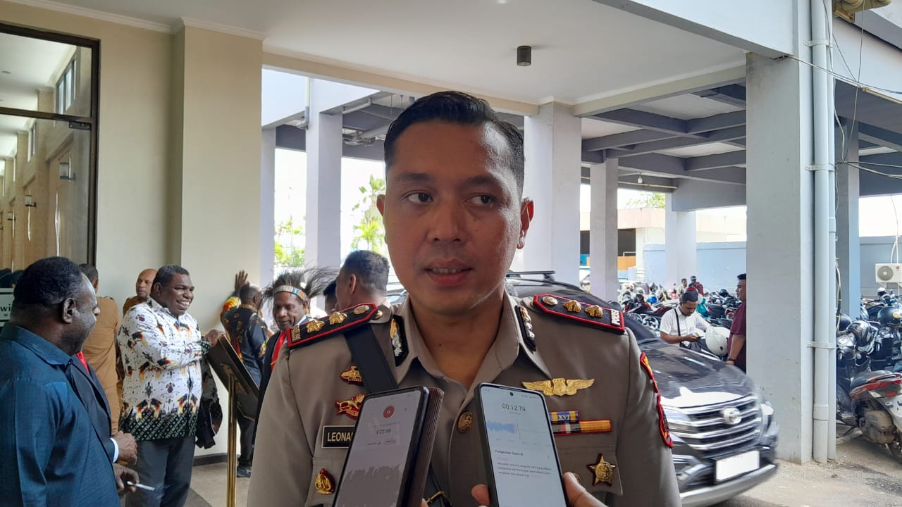 Kapolres Merauke, AKBP Leonardo Yoga, saat diwawancara di Merauke. Foto : Jamal/Bataspapua.com