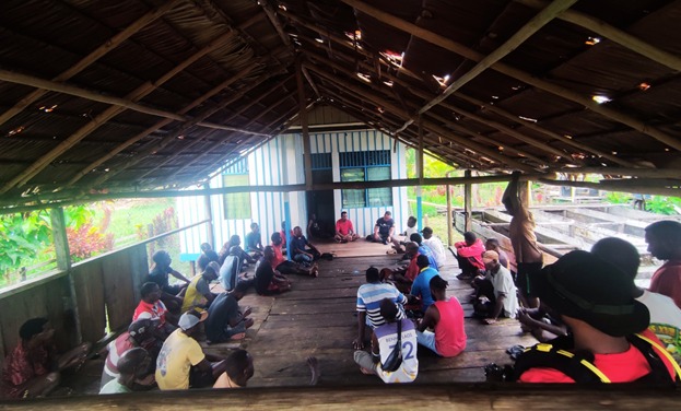 Kebersamaaan di Kampung Atsj : Johanes Kutanggas memberikan Sosialisasi Program Rumah Layak Huni kepada kepala kampung dan masyakat setempat.
