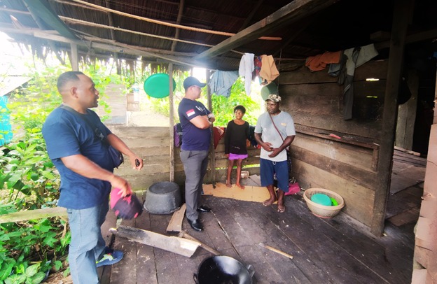 Johanes Kutanggas didampingi Nico P.W Kafiar ketua ASPPRIN Kabupaten Asmat mengunjungi rumah tidak layak huni di Distrik Atsj.