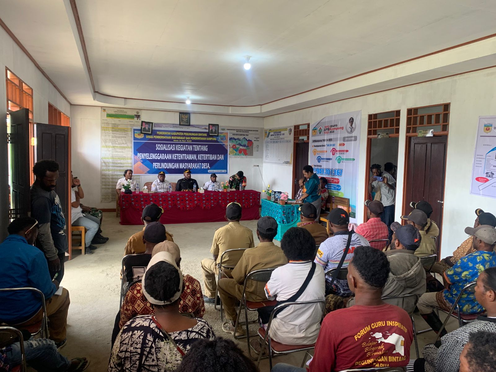 Sosialisasi Penyelenggaraan Ketenteraman, Ketertiban, dan Perlindungan Masyarakat Desa di Kantor Distrik Kalomdol. Foto: Aquino Ningdana/Bataspapua.com.