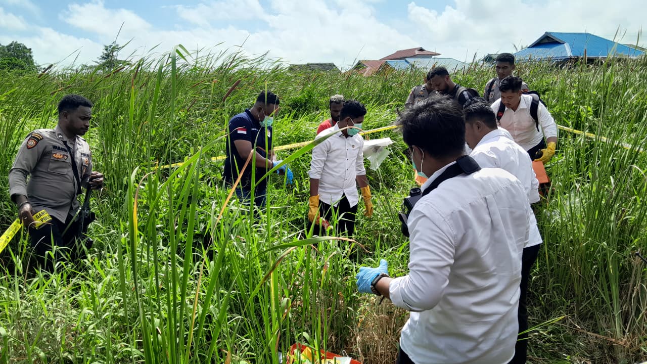 Polisi sedang melakukan evakuasi korban di TKP. Foto: Jamal/Bataspapua.com