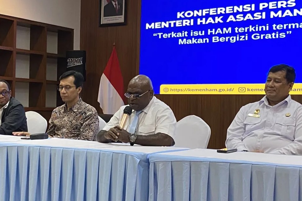 Menteri HAM, Natalius Pigai saat menggelar konferensi pers di Gedung Kementerian HAM, Jakarta, Rabu (1/10).