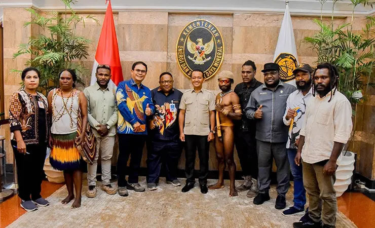 Menteri Energi dan Sumber Daya Mineral (ESDM) Bahlil Lahadalia Terima Audiensi Tim Advokasi Blok Wabu, DPR Papua Tengah, dan perwakilan masyarakat di Kantor Kementerian ESDM, Jakarta, Kamis (2/10/2025).