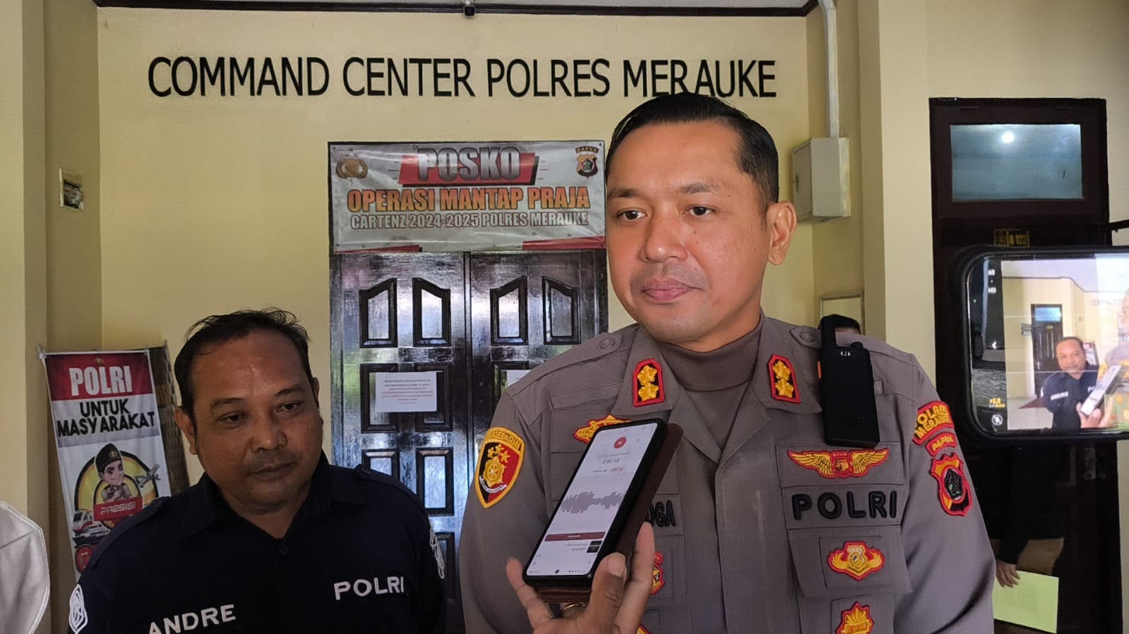 Kapolres Merauke, AKBP Leonardo Yoga, saat diwawancara di Merauke. Foto : Jamal/Bataspapua.com