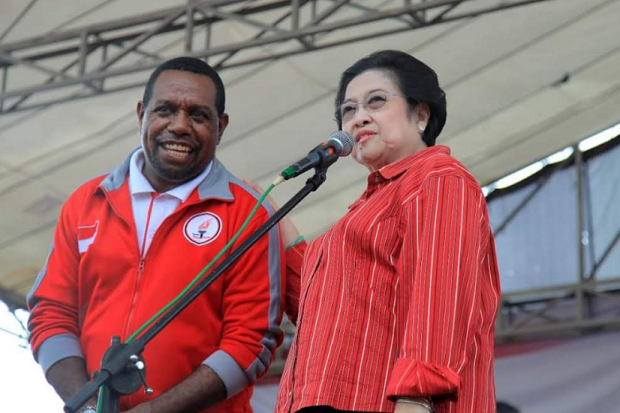 Seniman sekaligus politisi asal Papua, Ehud Edward Kondologit atau yang lebih dikenal dengan nama Edo Kondologit saat bersama Ketua Umum PDIP, Megawati Soekarno Putri. (dok : Istimewa)