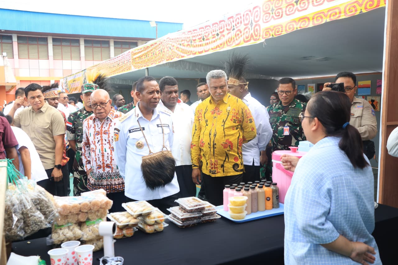 Gubernur Papua Selatan Apolo Safanpo mengnunungi slah satu stand peserta festival. Foto/ istimewa.