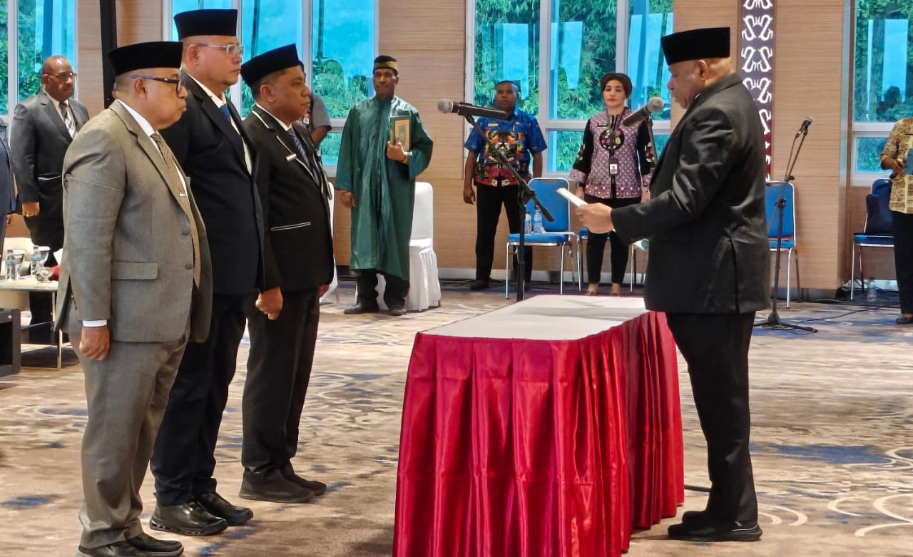 Pelantikan sejumlah Pejabat Pemerintahan Provinsi Papua di Aula Lukman II, Kantor Gubernur Papua, Kamis (2011/2025).