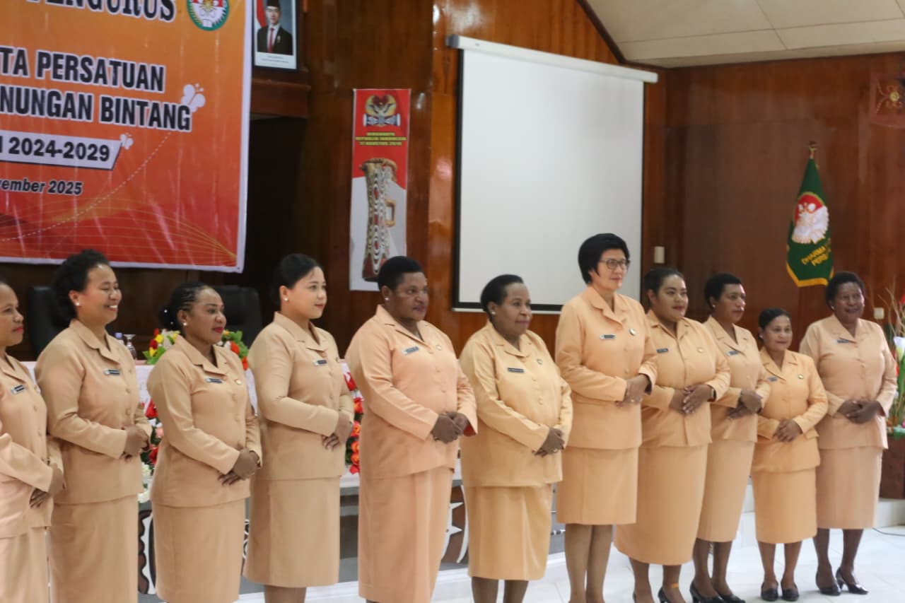 Pengukuhan pengurus DWP Kabupaten Pegunungan Bintang pada masa bakti 2024–2029 yang berlangsung di Gedung Aula Kantor Bupati, Selasa (12/11/2025).
