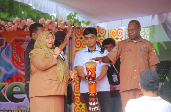Wakil bupati Merauke, Fauzun Nihayah, membuka Festival Art MR-OK. Foto: Istimewa.
