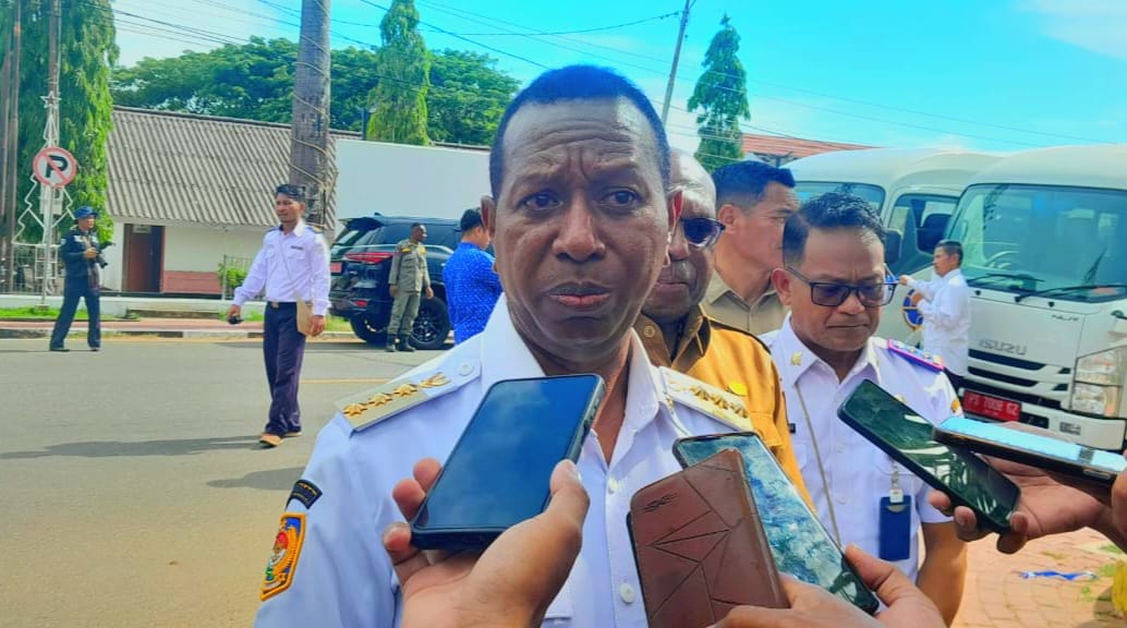 Gubernur Papua Selatan, Apolo Safanpo, saat diwawancarai wartawan di Merauke, Selasa (2/12/2025). Foto: Istimewa