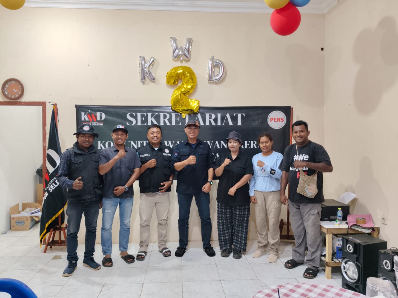 Kepala Dinas Komunikasi dan Informatika (Kominfo) Papua Selatan, Nugroho Asrianto pose bersama para jurnalis di Sekretariat Komunitas Wartawan Daerah (KWD) Papua Selatan, Senin (8/12/2025).