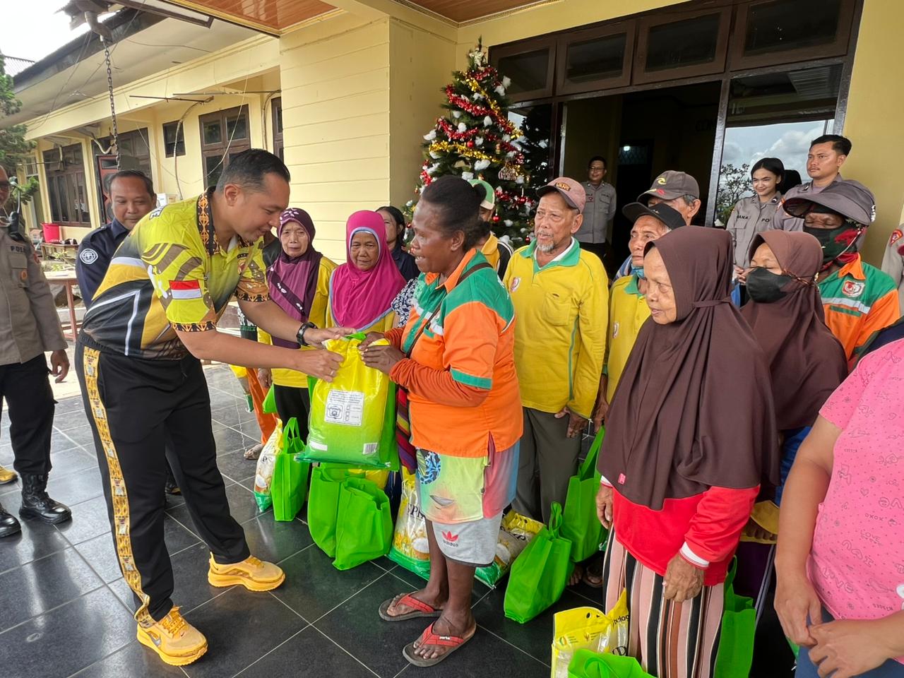 Kapolres Merauke, AKBP Leonardo Yoga berbagi bingkisan Natal Tahun Baru di Polres Merauke.