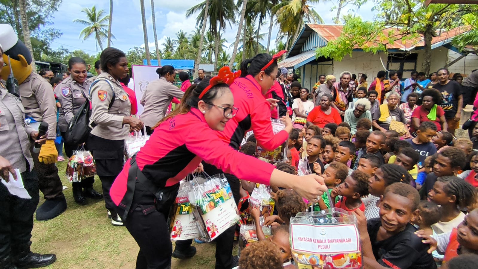 Ketua Bhayangkari Cabang Merauke Ny. Moan Leonardo Yoga turut hadir dan mendukung anjangsana Polres Merauke. Foto: Humas Polres Merauke.