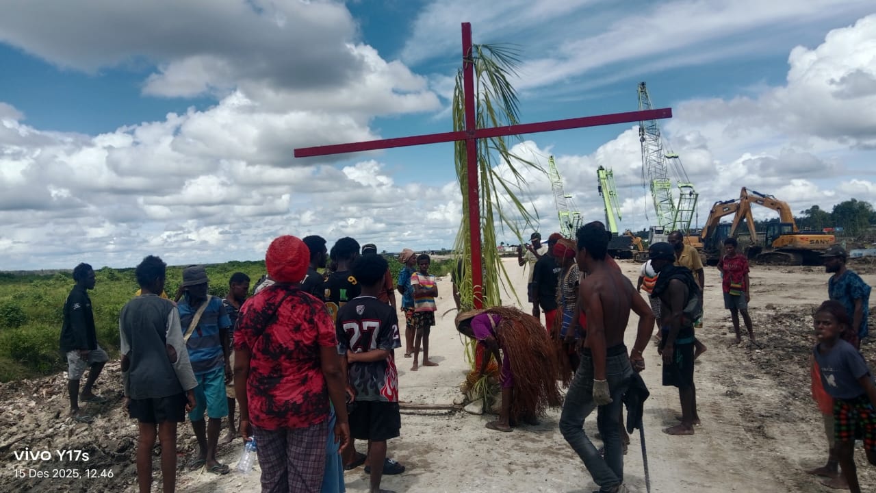 Penancapan Salib Merah di Wanam oleh masyarakat adat Malind Maklew. Foto: Isitimewa
