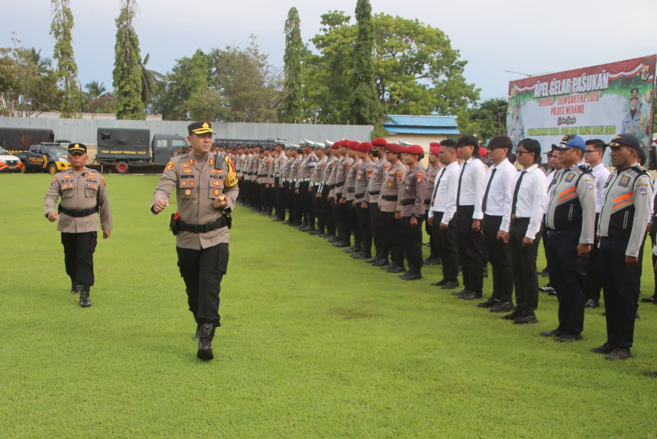 Kapolres Merauke, AKBP Leonardo Yoga, meninjau kesiapan pasukan Operasi Lilin Cartenz 2025. Foto: Humas Polres Merauke.