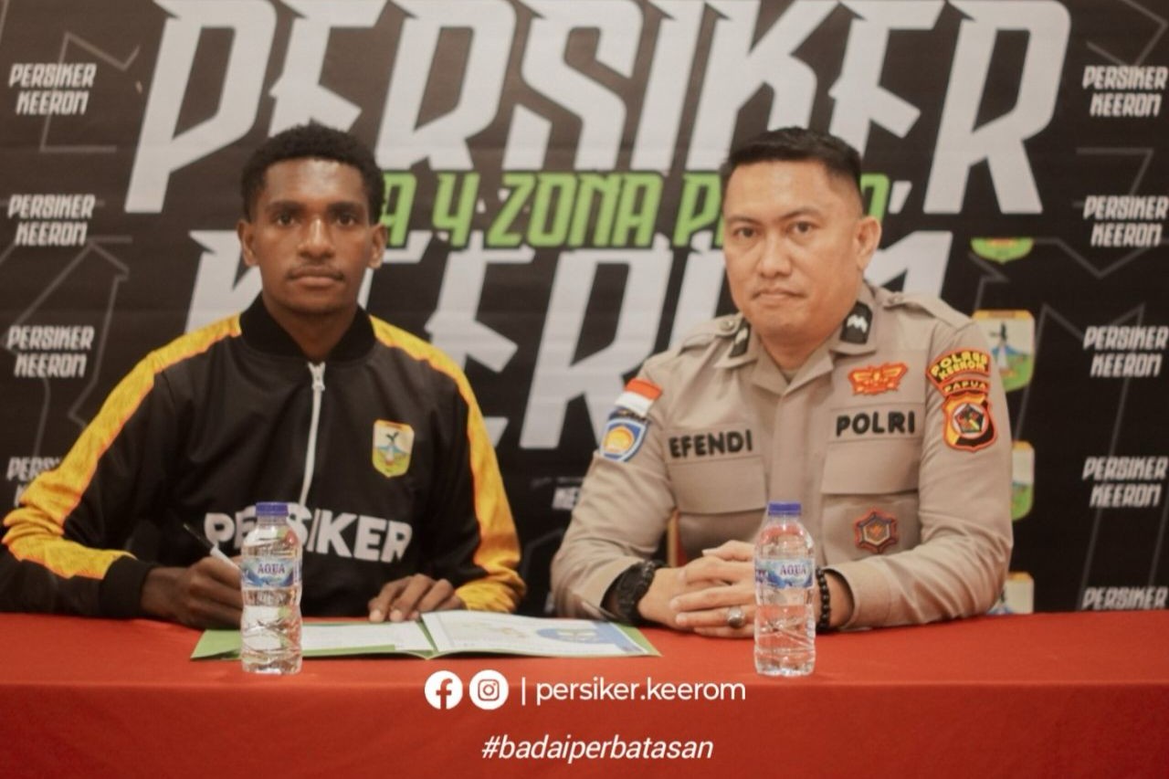 PERSIKER Keerom resmi menandatangani kontrak para official, pelatih, dan pemain untuk musim kompetisi 2025/2026 dalam sebuah seremoni yang digelar di Hotel Grande Arso II, Selasa (20/1/2026).